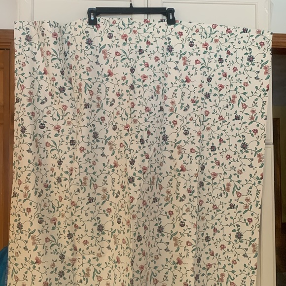 Country Curtains,2 insulated panels, 65” x 40”, 4 valances 13” x 71”,2 tie back - Picture 2 of 4